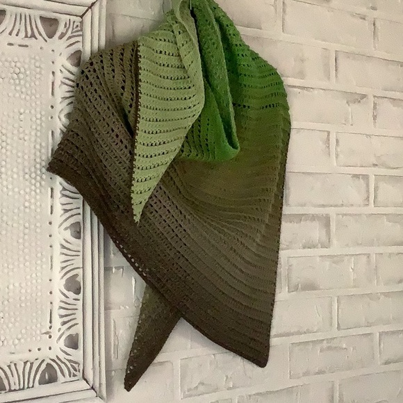 Handcrafted Gorgeous Variated Yarn of lush green colors - Picture 2 of 4